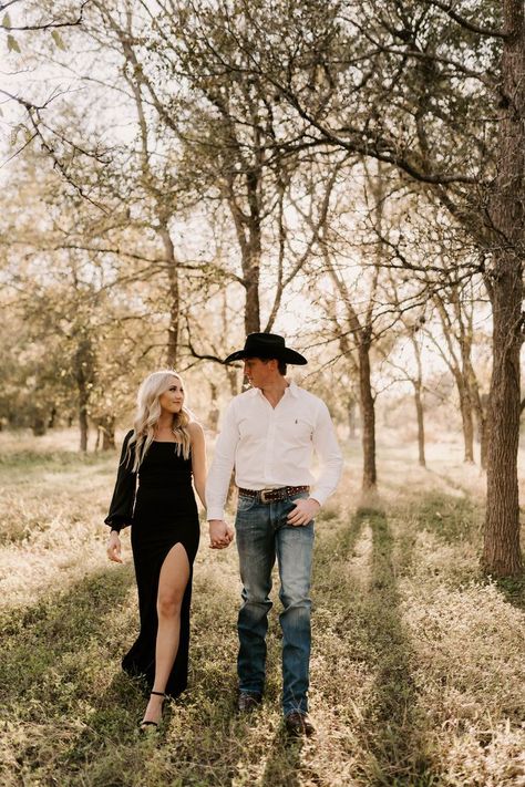 Western Engagement Outfits, Country Couple Photoshoot, Western Engagement Pictures, Western Couple Photoshoot, Western Engagement Photos, Fall Photoshoot Ideas, Country Couple Pictures, Portret Feminin, Country Engagement Pictures