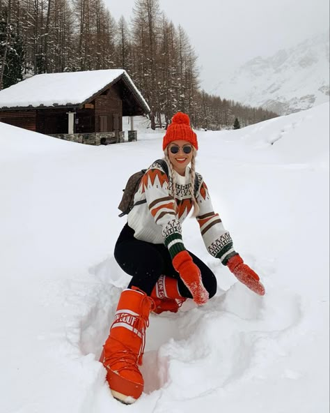 Red Moon Boots, Red Ski Outfit, Aesthetic Snow Outfits, Apres Ski Theme Party, Ski Weekend Outfit, Moon Boot Outfit, Resort Outfits For Women, Ski Dress, Winter Outdoor Outfits