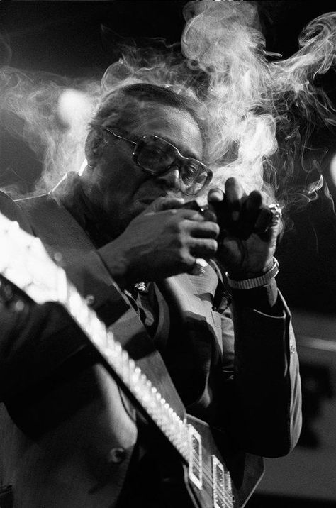 Blues legend Albert King was also known as "The Velvet Bulldozer" because while he was a towering 6 feet 4 inches tall, he had a wonderfully smooth singing voice 🎸 King's music would go on to inspire many artists from Jimi Hendrix to Ice Cube 😎⁠ Albert King, Delta Blues, Blues Musicians, Blues Artists, Blues Guitar, Jazz Musicians, I'm With The Band, Rhythm And Blues, Jazz Blues