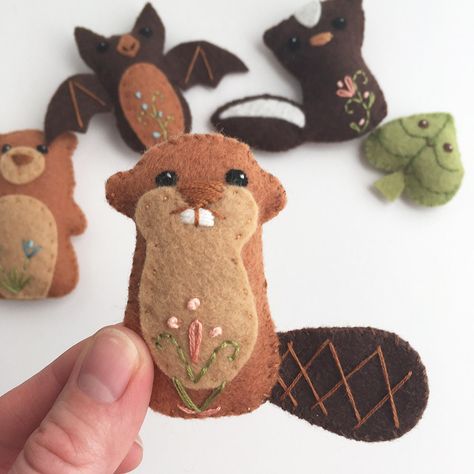 Wool Felt Ornaments, Animals Sewing, Diy Felt Animals, Felt Ornaments Patterns, Baby Mobil, Felt Animal Patterns, Felt Crafts Patterns, Animal Sewing Patterns, Needle Felting Tutorials