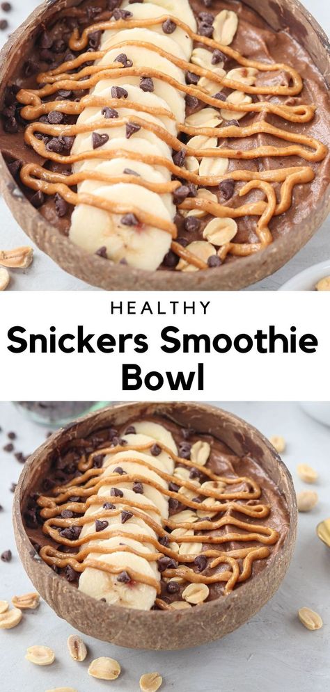 snickers smoothie bowl in a coconut bowl with banana sliced, nuts, chocolate and peanut butter swirl. Snickers Smoothie, Smoothie Bowls Recipe Easy, Smoothie Bowl Vegan, Smoothie Bowl Recipe Healthy, Bowl Recipes Easy, Acai Bowls Recipe, Smoothie Bowl Healthy, Frozen Bananas, Smoothie Bowl Recipe