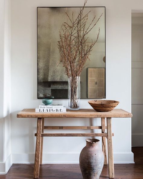 ALLISON OCHMANEK BOESCH on Instagram: “Making an entrance inside the family home of @cassidykateb and @sampage just featured in @archdigest 🤗 See link in bio for full tour! 📷:…” Natural Wood Console Table, Entry Table Decor, Console Table Styling, Console Table Decorating, Entryway Table Decor, Small Entryways, Foyer Decor, Entry Tables, Foyer Decorating