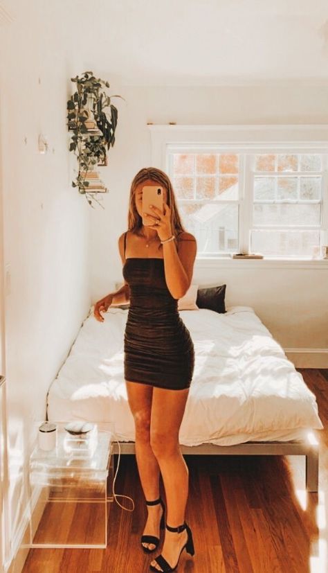 Preppy Black Dress Outfit, Brown Skin Prom Dress, Sadie Hawkins Dress Ideas, Hoco Dance Dresses, Cute Mini Dresses Formal, Dresses For Pale Skin, Twirp Dresses, Boujee Closet, School Dance Dresses Short