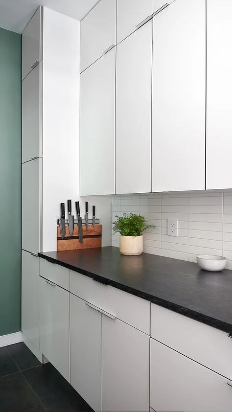 White Flat Panel Kitchen Cabinets Black Hardware, White Cabinet Modern Kitchen, White Flat Kitchen Cabinet Doors, Flat Modern Kitchen Cabinets, Modern Flat Front Kitchen Cabinets, Smooth Front White Kitchen Cabinets, Flat Panel White Kitchen Cabinets, Flat Front Door Decor, Smooth Front Kitchen Cabinets