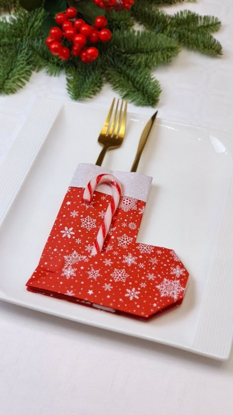 🎅🎅🎅🥾 | Instagram Christmas Serviette Folding, Napkin Origami, Christmas Napkin Folding, Fancy Napkin Folding, Paper Napkin Folding, Christmas Paper Napkins, Christmas Napkin, Christmas Boots, Christmas Origami