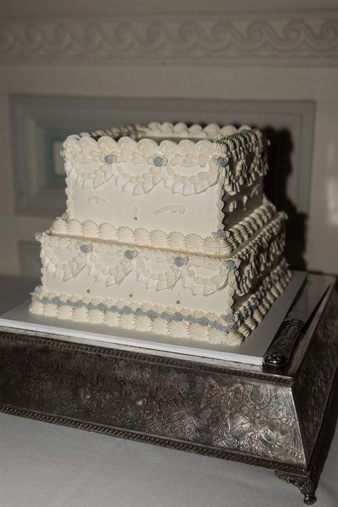 Two tier square retro wedding cake with white and blue icing for city wedding Three Tier Vintage Wedding Cake, Retro Wedding Cakes Vintage, Square Vintage Cake, Four Tier Wedding Cakes, Twilight Wedding Ceremony, Fitzrovia Chapel, French Wedding Cake, Retro Wedding Cake, Retro Wedding Cakes