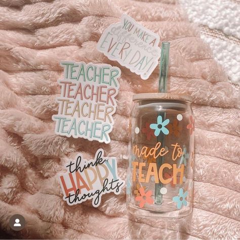 Glass Cups With Vinyl Teachers, Frosted Glass Can Designs, Teacher Vinyl Cups, Teacher Beer Glass Cup, Teacher Glass Cup Ideas, Vinyl Designs For Cups, Coffee Glass Cup Design, Iced Coffee Cup Design, Glass Cup Design Ideas