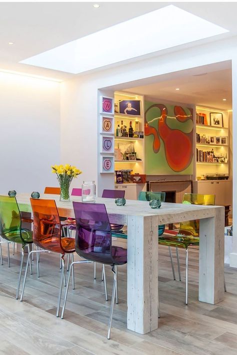 Modern Glamour Dining Room, Apartment Aesthetic Living Room Colorful, Transparent Dining Chairs, Funky Dining Room Table And Chairs, Colorful Dining Table And Chairs, Ombre Dining Chairs, Colorful Modern Dining Room, Dining Room In Apartment, Colorful Maximalist Dining Room