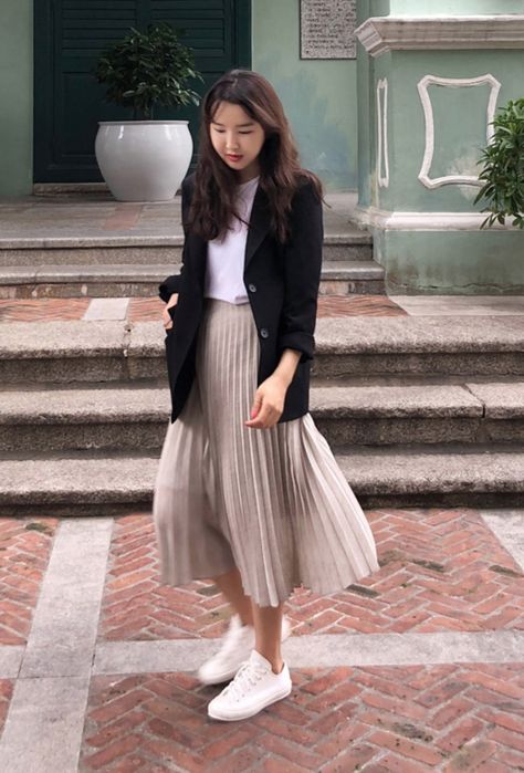 Blazer + tshirt + midi skirt Pleated Midi Skirt And Blazer Outfit, Midi Skirt Smart Casual, Long Blazer And Skirt Outfit, Blazer Skirt Sneakers Outfit, Smart Casual Long Skirt, Pleated Skirt Outfit Office, Knee Length Pleated Skirt Outfit, Modest Blazer And Skirt Outfits, Pleated Skirt Blazer Outfit