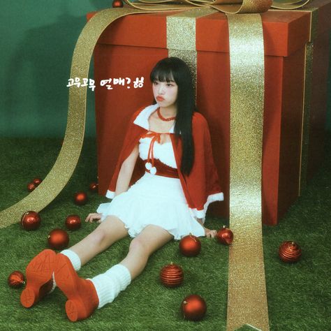 Summer Christmas Photoshoot, Christmas Dinner Photoshoot, Pose Reference Christmas, Christmas Model Photoshoot, Christmas Pose Reference, Christmas Korea, Christmas Reference, Christmas Fashion Photography, New Year Photoshoot