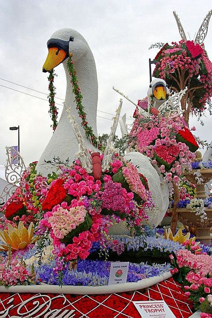 Rose Parade, Pasadena, CA. Every year growing up with my parents and my sis. Great memories. Floral Sculptures, Rose Bowl Parade, Tournament Of Roses Parade, Swan Float, Splash Effect, Rose Parade, Topiary Garden, Plant Hacks, Water Splash