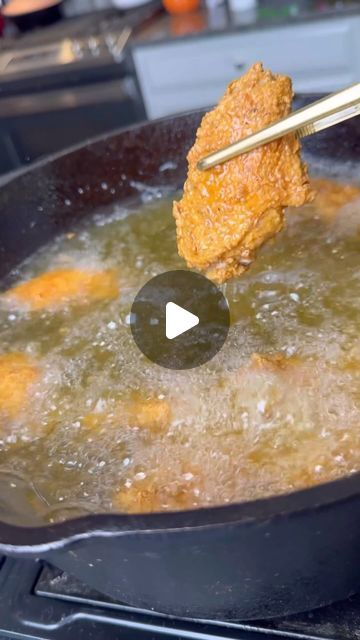 Crunchy Fried Chicken Recipe, Fried Drumstick Chicken Recipes, Fried Wings Crispy, Fry Chicken Recipes, Chinese Fried Chicken Wings, Honey Butter Chicken Biscuit, Fried Drumsticks, Fried Chicken Seasoning, Garlic Fried Chicken