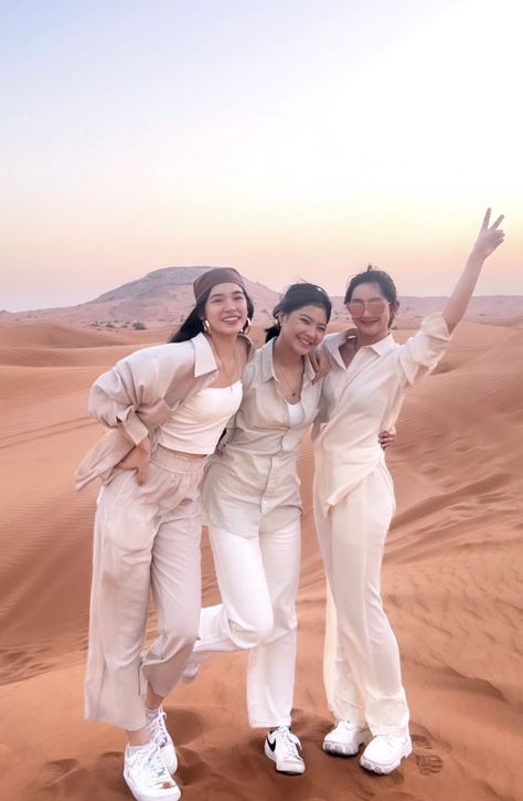 Desert Ootd Outfit, Outfit For Desert Trip, Middle East Outfit Woman, Middle East Travel Outfit, Desert Vacation Outfits, Desert Safari Outfit Dubai Women, Safari Outfit Ideas Women, Dubai Outfits For Women Summer, Outfits For Dubai Vacation