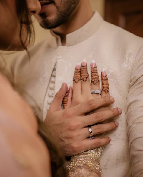 Nikkah Poses For Bride, Indian Wedding Shoot Poses, Engagement Ceremony Photography, Nikkah Pictures Photo Ideas, Nikkah Aesthetic Couple, Nikkah Couple Poses, Nikkah Poses Couple, Engagement Rings Photoshoot Ideas, Nikah Photoshoot Ideas