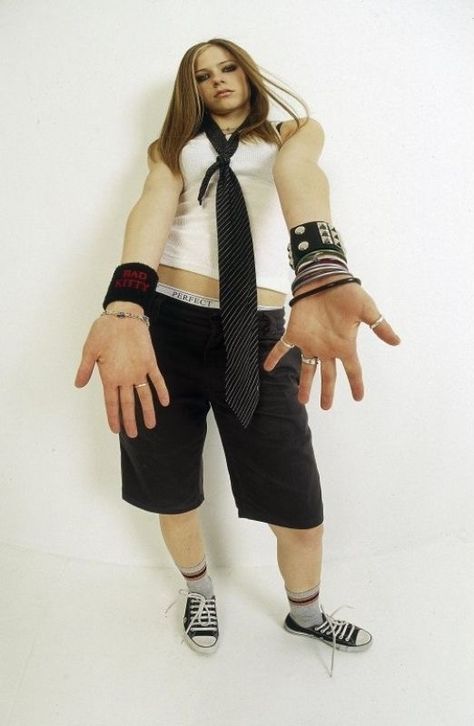 2000s Avril Lavigne, Emo Halloween Costumes, Emo Costume, Avril Lavigne 2004, Avril Lavigne Outfits, Emo Party, Cl Instagram, Avril Lavingne, 2000s Punk