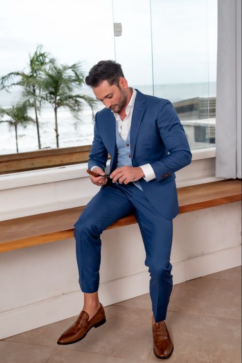 Casamento na praia terno azul sapato marrom blue suit beach wedding Beach Wedding Blue Suit, Beach Wedding Shoes For Men, Wedding Blue Suit, Blue Suit Brown Shoes, Navy Blue Suit Men, Blue Colour Suit, Groom Blue Suit, Beach Wedding Suits, Blue Beach Wedding