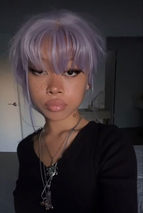 Lavender Hair With Dark Roots, Lavender Hair Brown Skin, Lilac Hair Black Women, Pastel Hair Black Women, Lavender Afro, Lavender Hair With Bangs, Light Purple Curly Hair, Lilac Curly Hair, Lavender Hair Black Women