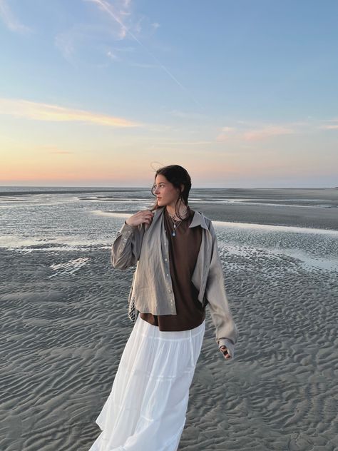 Windy Beach Outfit, Ocean Core Outfits, Beach Core Outfits, Rainy Beach Day Outfit, Coastal Winter, Thrift Manifestation, Long Skirt Outfit, Cute Vibe, Skirt Aesthetic