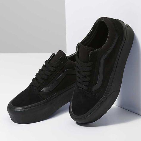 Old Skool Stackform, Black Vans Shoes, All Black Vans, Black School Shoes, Vans Vintage, Black Shoes Sneakers, Black Canvas Shoes, Old Skool Platform, Platform Vans