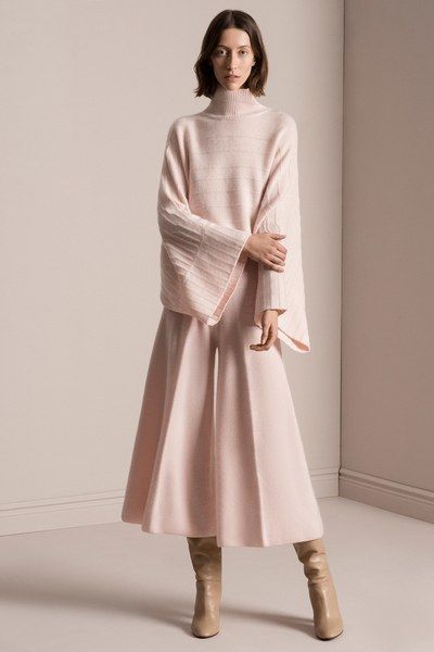 See the complete TSE Pre-Fall 2017 collection. 2017 Fashion, Trendy Style, 가을 패션, Fashion Mode, Mode Inspiration, Fashion 2017, Pre Fall, Look Chic, Ideas Style