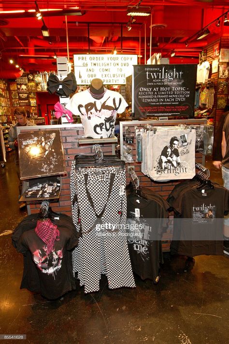 Twilight merchandise at the Hot Topic store during the "Twilight" at... News Photo - Getty Images Twilight Merchandise, Hot Topic Aesthetic, Old Hot Topic, Mall Rats, Hot Topic Store, Twilight Party, 2000s Goth, Y2k Design, 2000s Nostalgia