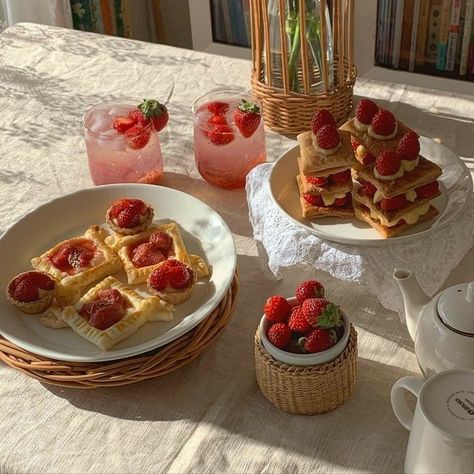 strawberry food and aesthetic image <img alt= src="https://data.whicdn.com/images/351115443/origi Strawberry Shortcakes, Think Food, Cute Desserts, Puddings, Food Obsession, Cafe Food, Pretty Food, Food Cravings, I Love Food