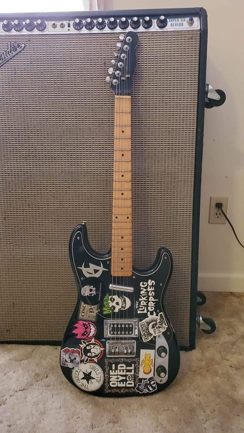 Punk Guitar, Guitar Wiring, Rockstar Aesthetic, Guitar Obsession, Pedal Board, Guitar Gear, Guitar Building, Custom Guitars, 1 Girl