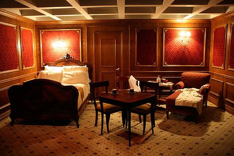 This room recreates a first cabin on Titanic. The expensive and exclusive staterooms boasted excellent fittings. Each was decorated in different periodic styles including Louis XVI, Louis XV, Georgian and Queen Anne. Veranda Cafe, Titanic Ii, Titanic Photos, Titanic Artifacts, Titanic Facts, Titanic History, Mahogany Furniture, The Titanic, Rms Titanic