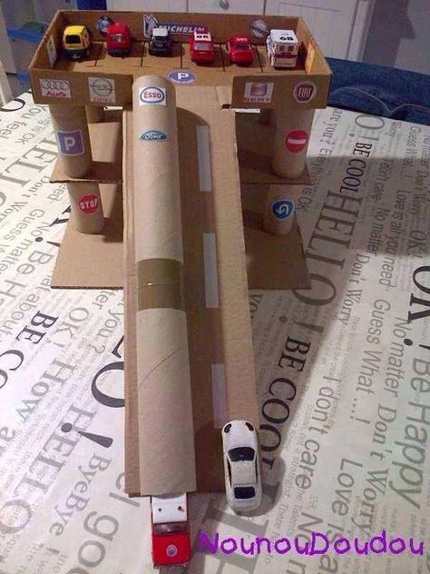 Hot Wheels Diy, Kids Garage, Diy Toys Car, Cardboard Box Car, Cardboard City, Diy Cardboard Toys, Toy Car Garage, Carton Diy, Cardboard Car