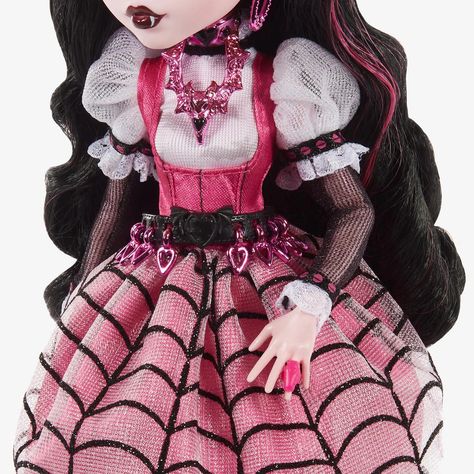 Monster High 2022 Haunt Couture Draculaura Doll - Mattel Creations Costume With Blonde Hair, Draculaura Costume, Draculaura Doll, Haunt Couture, Monster High Halloween, Original Monster, Iconic Outfits, Catty Noir, Monster High Art