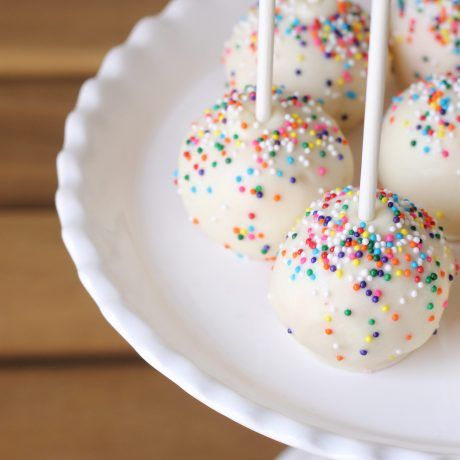 How to Make Confetti Cake Pops - Lifestyle with Leah Cake Pops With Sprinkles, Confetti Cake Pops, How To Make Confetti, Nutella Cookie, Cakes To Make, Tiramisu Dessert, Cake Pop Stands, Strawberry Cake Mix, Cake Pops How To Make