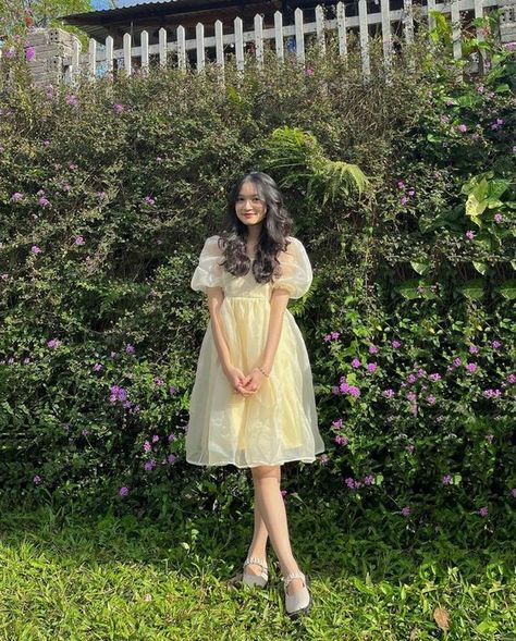 Organza Dress Aesthetic, Poses Western Dress, Simple Photo Poses In Frock, Frocks Poses For Women, Western Dresses Aesthetic, Aesthetic Frocks For Women, Short Frok Photo Poses, Photo Poses For Frock, Aesthetic Frock Poses