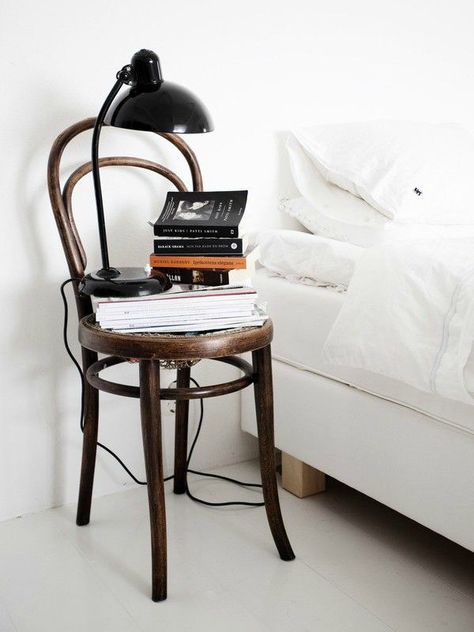 7 crazy cool bedside table ideas // Distressed chair with magazine stacks and a chic lamp Creative Bedside Table, Unique Bedside Tables, Design Ložnic, Thonet Chair, Diy Nightstand, White Sheets, Bentwood Chairs, Vintage Bedroom, Bistro Chairs