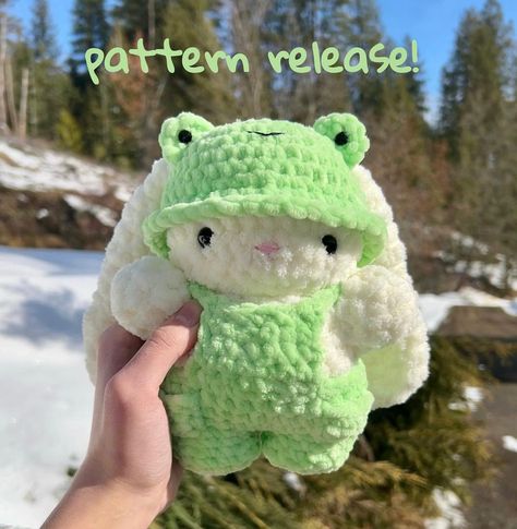 FREE PATTERN: bear in overalls 🧸☁️ *please do not repost! scroll to see tester appreciation! I hope you guys love this pattern! i… | Instagram Beginner Crochet Stuffed Animals, Easy Crochet Animals, Confection Au Crochet, Crochet Bunny Pattern, Crochet Frog, Plushie Patterns, Crochet Animals Free Patterns, Crochet Design Pattern, Kawaii Crochet