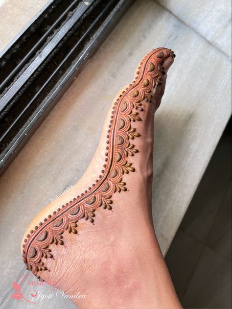 Mehndi Tattoo For Leg, Leg Mehendi Designs Simple, Mehndi Design Leg Simple, Mehandi On Leg, Mehandi On Foot, Mehendi On Feet Simple, Mehendi On Legs Simple, Aesthetic Foot Mehndi Designs, Mehndi On Legs Simple