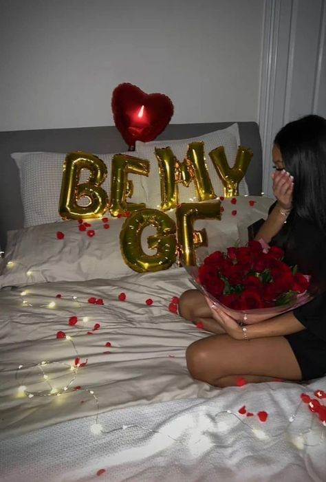 Gf Proposal Ideas, Valentine Day Aesthetic, Girlfriend Proposal, Cute Proposal Ideas, Gift Ideas Valentines Day, Romantic Room Surprise, Valentines Day Romantic, Romantic Room Decoration, Cute Anniversary Gifts