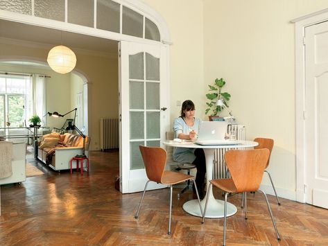 Dining Room, Table, Chair, and Medium Hardwood Floor Designer Christiane Hogner, Bruxelles Photo 18 of 44 in Knoll Saarinen Round Dining Table Arne Jacobsen Chair, Modern Dining Rooms, Saarinen Table, Tulip Dining Table, Farmhouse Flooring, Tulip Table, Table Chair, Oak Floors, Modern Dining Room