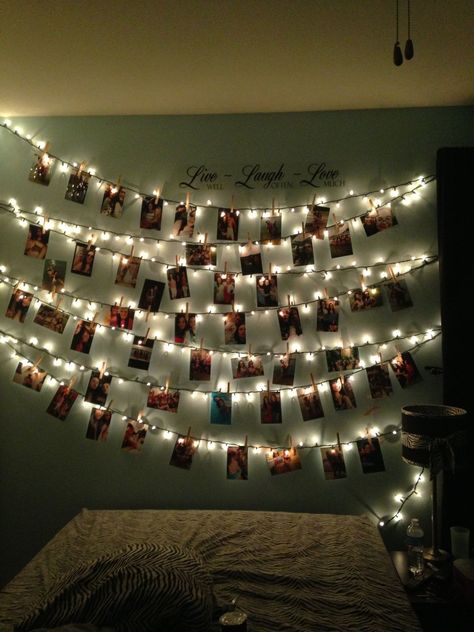 Room decoration: hang photos on a line of Christmas lights for a creative and cozy decoration :) Christmas Lights In Bedroom, Led Card, Photowall Ideas, Hanging Christmas Lights, Clip Lights, Foto Tips, Perfect Bedroom, Christmas Bedroom, Bedroom Wall Decor