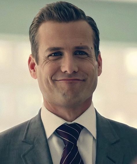 Suits Gabriel Macht, Harvey Specter Hairstyle, Harvey Specter Smile, Gabriel Macht Wallpaper, Harvey Specter Season 1, Harvey Specter Haircut, Harvey Specter Aesthetic, Gabriel Macht Suits, Suits Harvey Specter