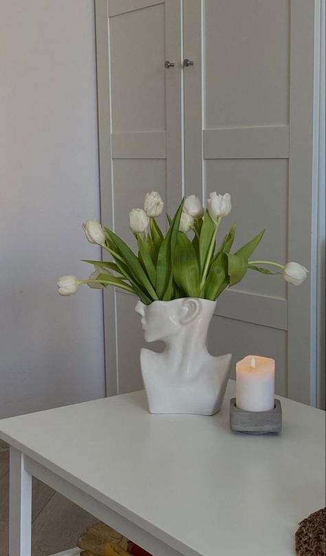 Floreros Aesthetic, Tulips Aesthetic, Tulip Decor, Pinterest Room Decor, Apartment Decor Inspiration, White Tulips, Room Aesthetic, Aesthetic Room Decor, Fashion Room