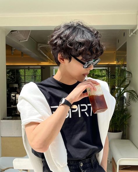 Korean Perm Haircut Men, Asian Men Curly Hairstyles, Light Perm Asian Men, Asian Perm Men Curly, Light Perm Men Wavy, King Henry Tiktok, Down Perm Korean Men, Korean Curly Hair Men, Asian Curly Hair Men