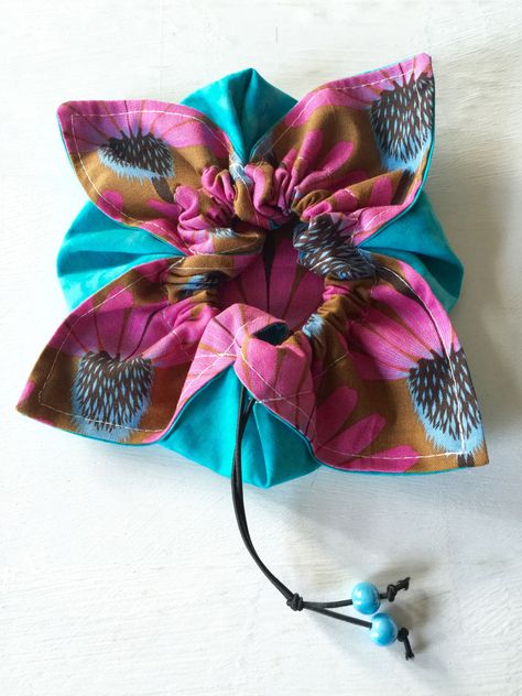 Easy to sew Drawstring Flower Pouch & other fun sewing projects that are perfect for the beginner. Drawstring Bag Diy, Drawstring Bag Tutorials, Pouch Diy, Gift Bags Diy, Pouch Sewing, Sew Ins, Small Sewing Projects, Creation Couture, Bag Patterns To Sew