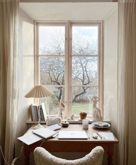 Country House Office, Cosy Study Room, Swedish Country Interiors, Swedish Home Decor, Scandinavian Home Interiors, Swedish Home, Swedish Beauty, Home Workspace, Swedish Decor