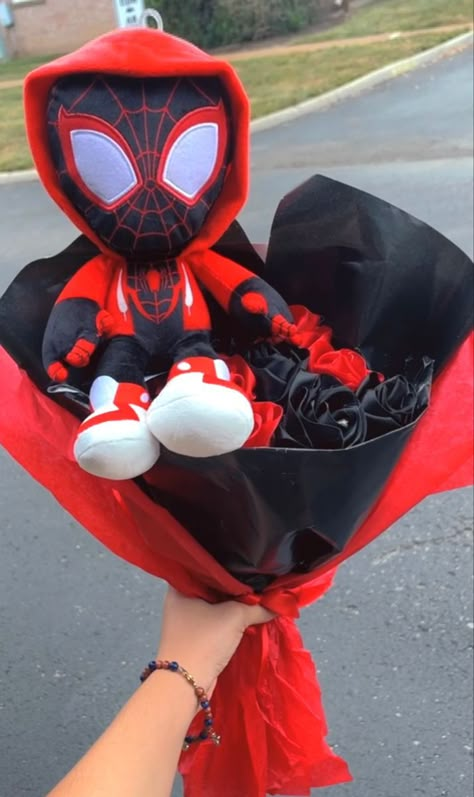 What Do Get Your Boyfriend For Birthday, Things To Get Your Man For His Birthday, Red Birthday Gifts, Spiderman Gift Ideas For Boyfriend, Birthday Bouquet For Him, Spiderman Gift Basket, Present For Boyfriend Birthday, Spider Man Stuff, Spiderman Stuff