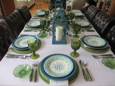 Dining Table Decor Everyday, Teal Plates, Green Table Settings, Green Tablescape, Blue Table Settings, Teal Table, Table Settings Everyday, Blue Coffee Tables, Turquoise Christmas