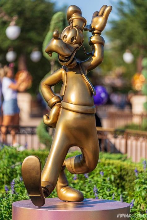 Disney Sculpture, Disney Statues, Disneyland Holidays, Disney Best Friends, Disney Bedrooms, Disney World Pictures, Disney World Characters, Disneyland Pictures, Disney World Magic Kingdom