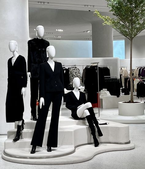 Valentino Store, Black Mannequin, Store Mannequins, Fashion Mannequin, Zara Store, Fashion Showroom, Clothing Store Interior, Retail Store Display, Store Design Boutique