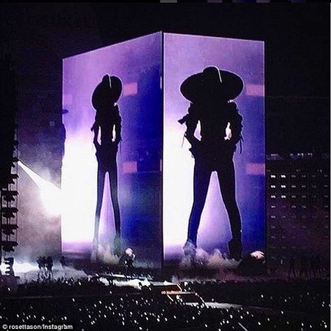 Look at me! The pop star clearly wanted to communicate an iconic image at the start of her world tour Beyonce Formation Tour, Es Devlin, Beyonce 2013, Formation Tour, The Formation World Tour, Formation World Tour, Concert Crowd, Concert Stage Design, Beyonce Formation