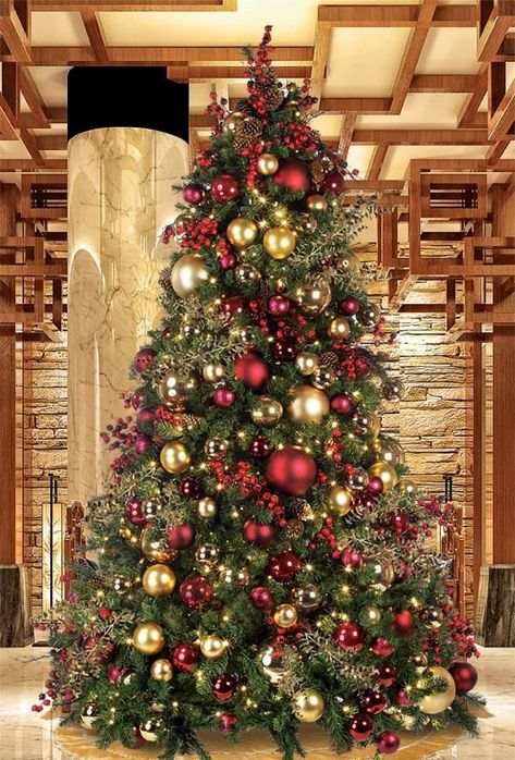 Natal, Christmas Tree Inspiration Red And Gold, Christmas Stairs Decorations, Christmas Stairs, Christmas Tree Decorating Themes, Classic Christmas Tree, Xmas Deco, Christmas Tree Inspiration, Christmas Tree Ideas