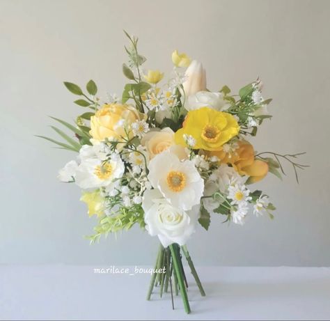 Light Yellow Weddings, Yellow Flower Arrangements, Yellow Bridal Bouquets, Yellow Wedding Bouquet, Yellow Wedding Theme, White Wedding Theme, Bridal Bouquet Flowers, Yellow Bridesmaids, Hand Flowers